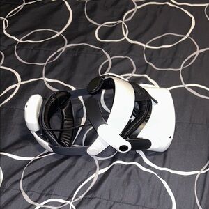 Advanced White VR Headset for Immersive Experiences